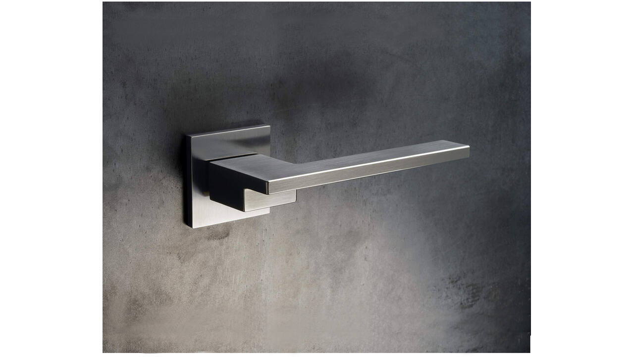 Olivari deurkruk Living + vierkant geveerde rozet 51x5mm met nokken en doorgaande bevestiging Chroom mat