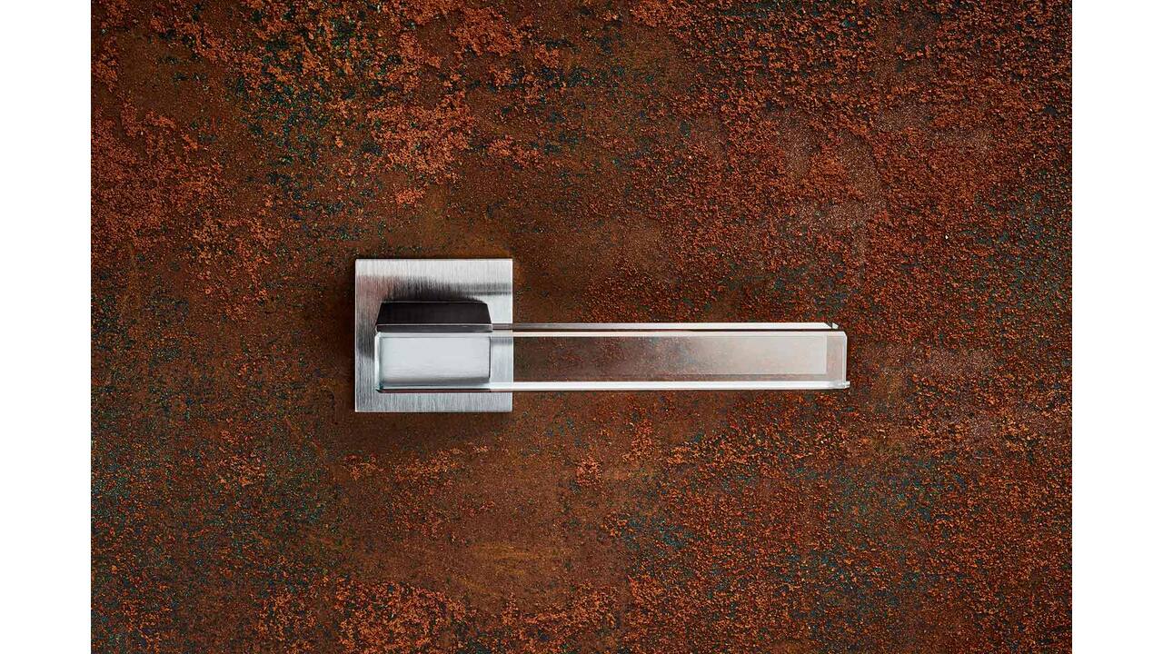 Olivari deurkruk Ice Cube + vierkant geveerde rozet 51x5mm met nokken en doorgaande bevestiging Chroom mat/transparant