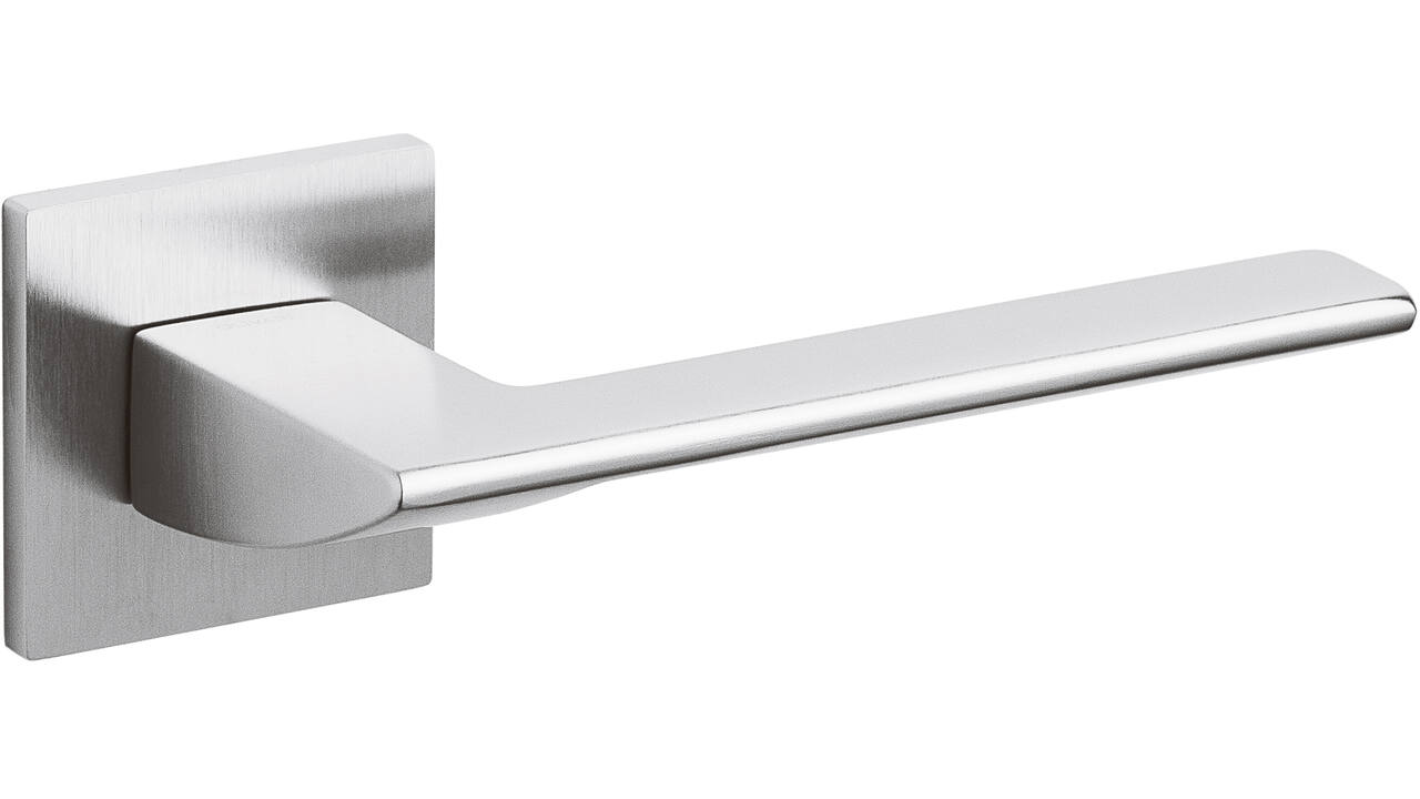 Olivari deurkruk Trend + vierkant geveerde rozet 51x5mm met nokken en doorgaande bevestiging Chroom mat