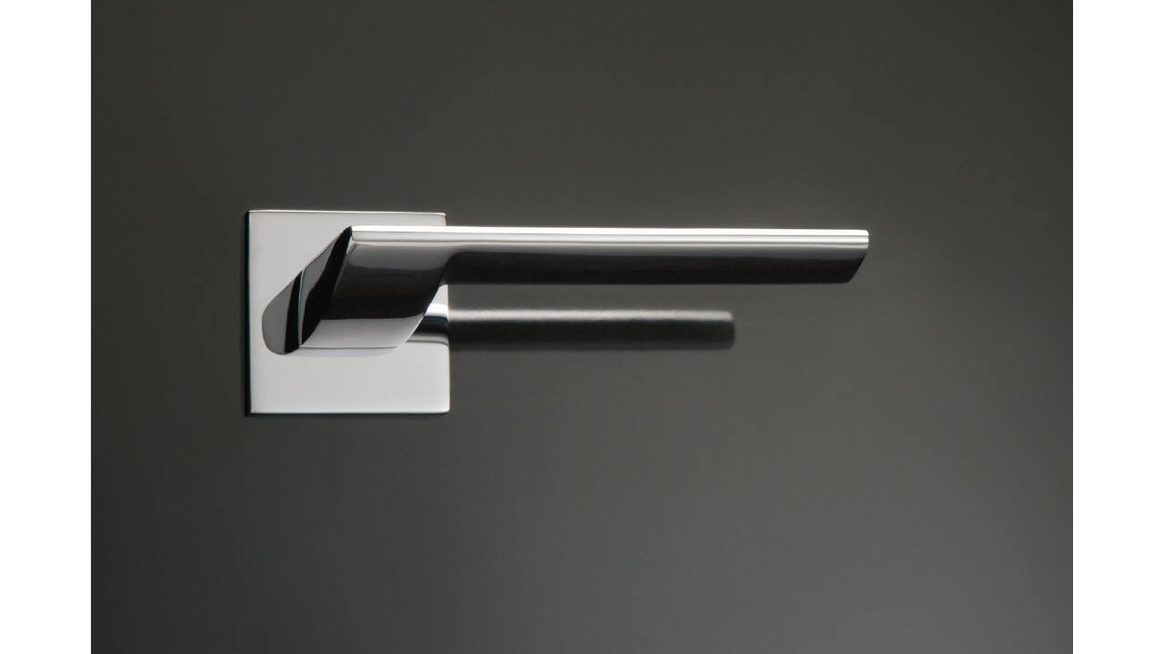 Olivari deurkruk Trend + vierkant geveerde rozet 51x5mm met nokken en doorgaande bevestiging Chroom