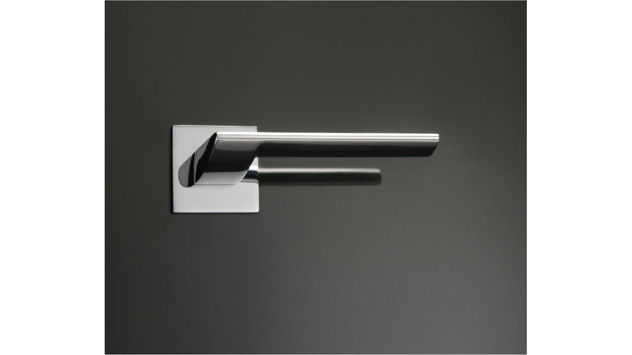 Olivari deurkruk Trend + vierkant geveerde rozet 51x5mm met nokken en doorgaande bevestiging Chroom
