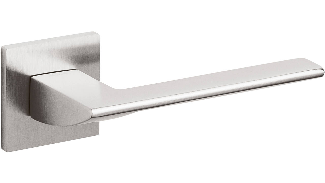 Olivari deurkruk Trend + vierkant geveerde rozet 51x5mm met nokken en doorgaande bevestiging RVS mat titaan PVD