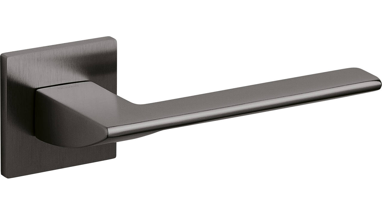 Olivari deurkruk Trend + vierkant geveerde rozet 51x5mm met nokken en doorgaande bevestiging Antraciet mat titaan PVD