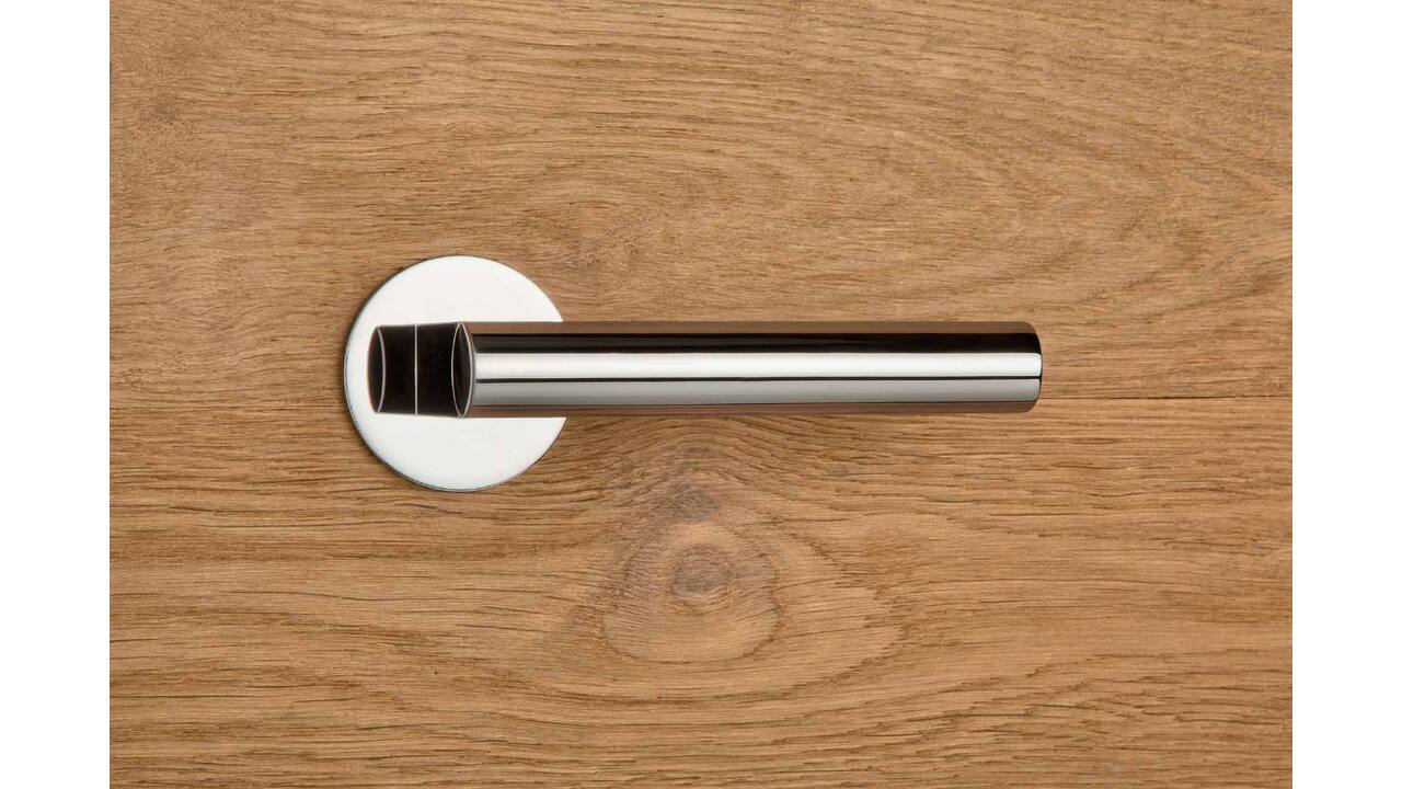 Olivari deurkruk Euclide + ronde geveerde rozet 51x5mm met nokken en doorgaande bevestiging Chroom