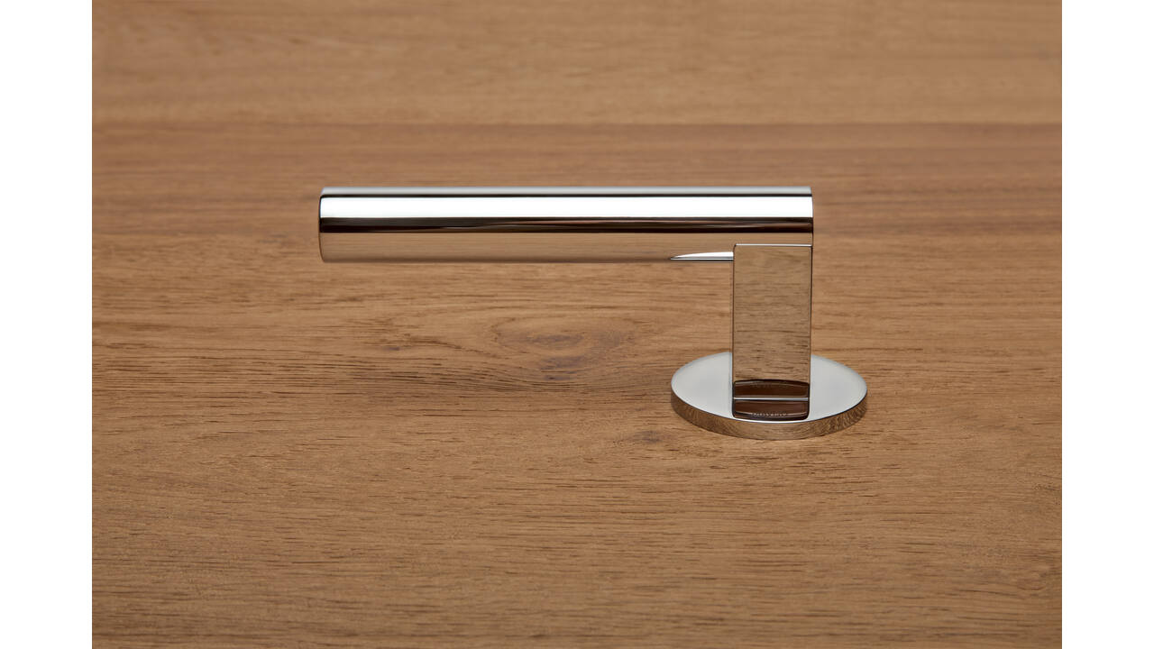 Olivari deurkruk Euclide + ronde geveerde rozet 51x5mm met nokken en doorgaande bevestiging Chroom