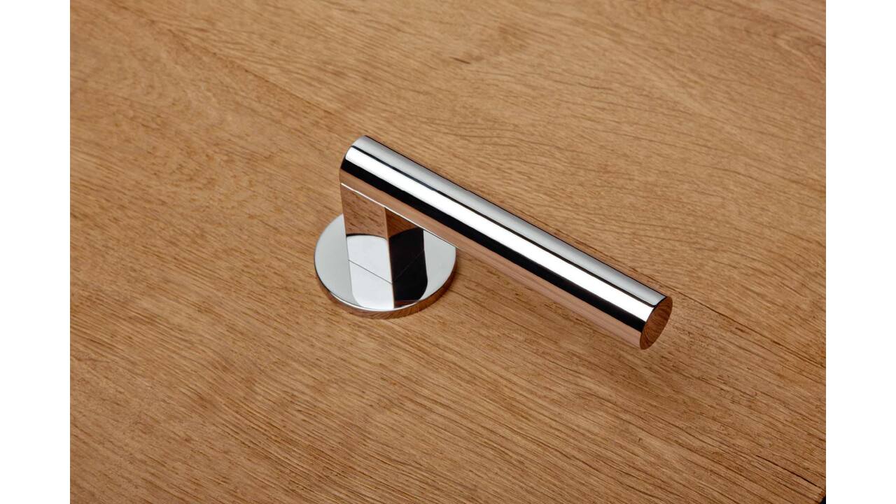 Olivari deurkruk Euclide + ronde geveerde rozet 51x5mm met nokken en doorgaande bevestiging Chroom