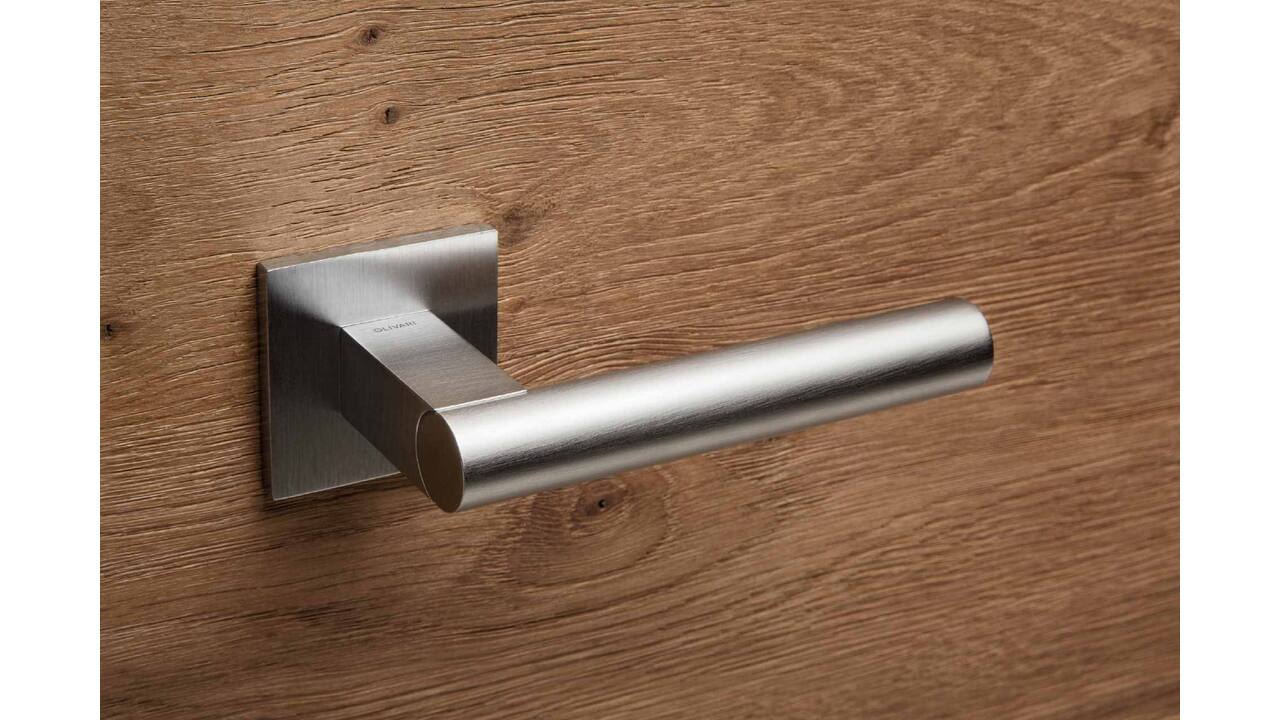 Olivari deurkruk Euclide Q + vierkant geveerde rozet 51x5mm met nokken en doorgaande bevestiging Chroom mat