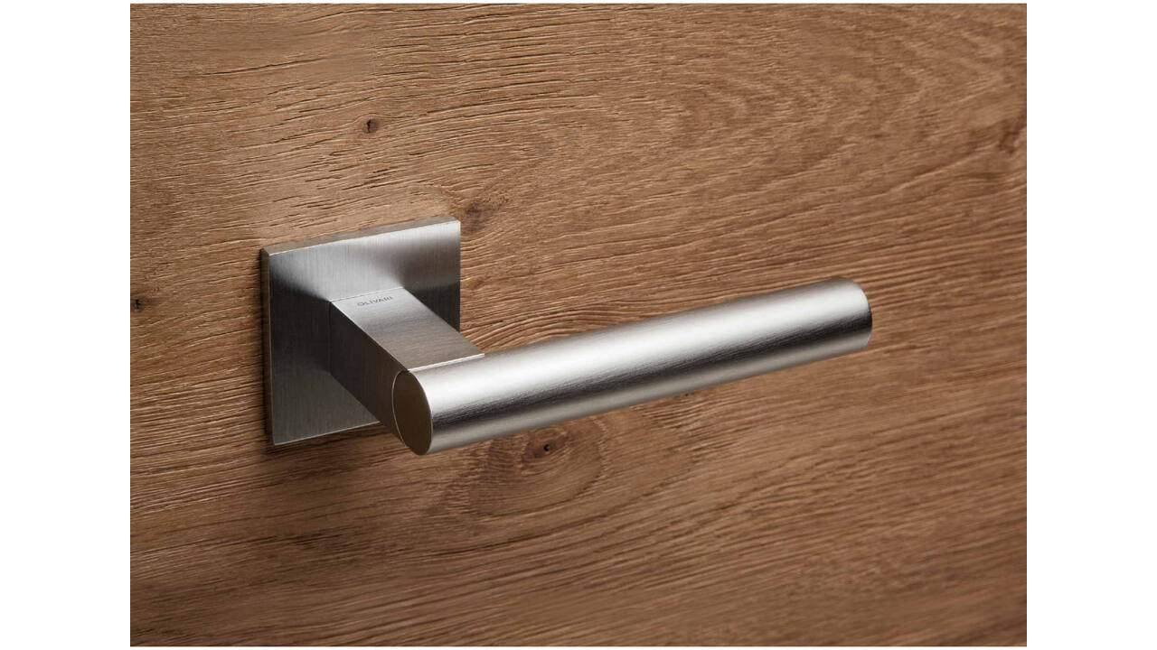 Olivari deurkruk Euclide Q + vierkant geveerde rozet 51x5mm met nokken en doorgaande bevestiging Chroom mat