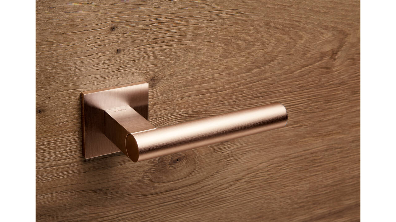 Olivari deurkruk Euclide Q + vierkant geveerde rozet 51x5mm met nokken en doorgaande bevestiging Koper mat titaan PVD