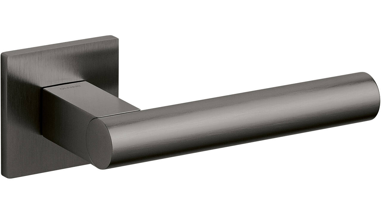 Olivari deurkruk Euclide Q + vierkant geveerde rozet 51x5mm met nokken en doorgaande bevestiging Antraciet mat titaan PVD