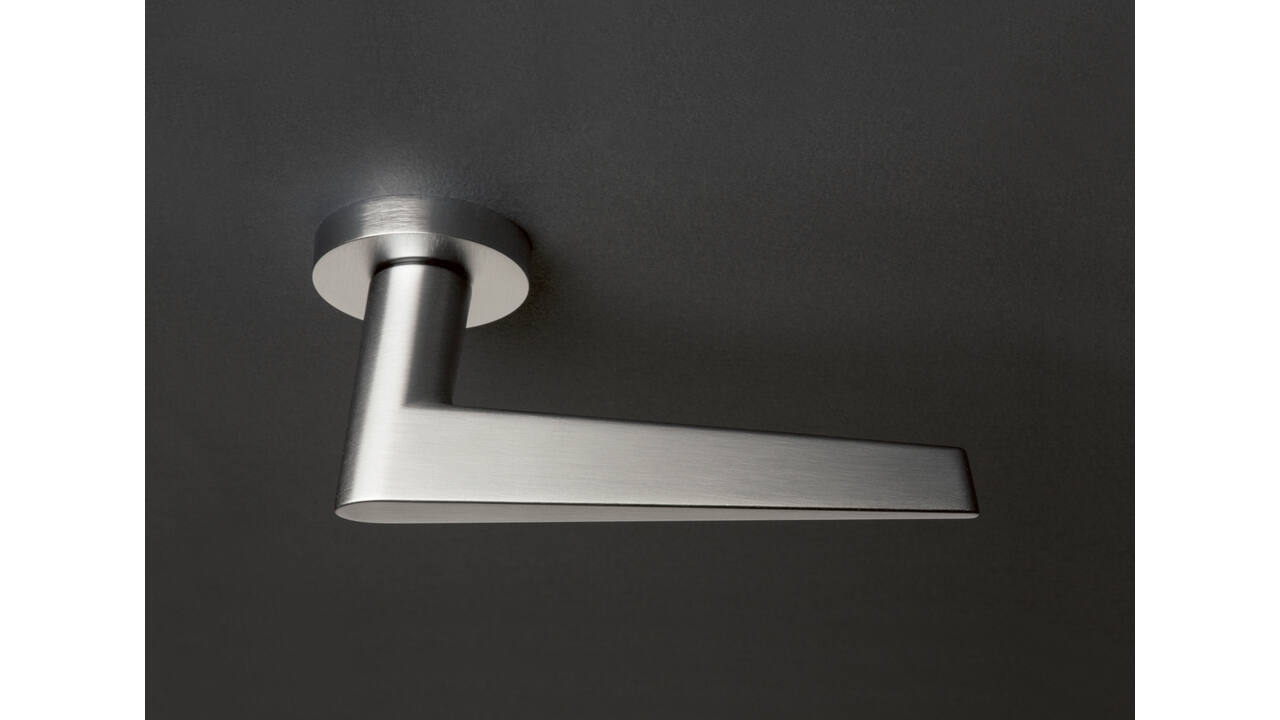 Olivari deurkruk Nina + ronde geveerde rozet 51x5mm met nokken en doorgaande bevestiging RVS mat titaan PVD