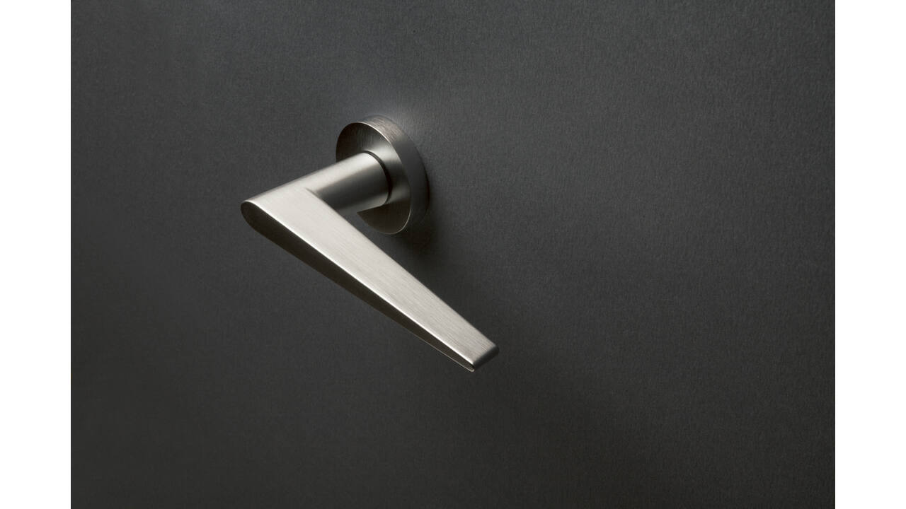 Olivari deurkruk Nina + ronde geveerde rozet 51x5mm met nokken en doorgaande bevestiging RVS mat titaan PVD