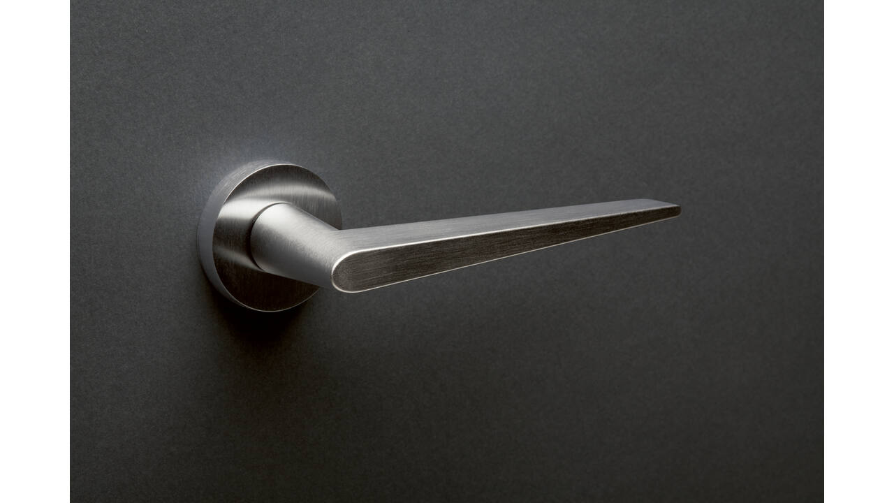 Olivari deurkruk Nina + ronde geveerde rozet 51x5mm met nokken en doorgaande bevestiging RVS mat titaan PVD
