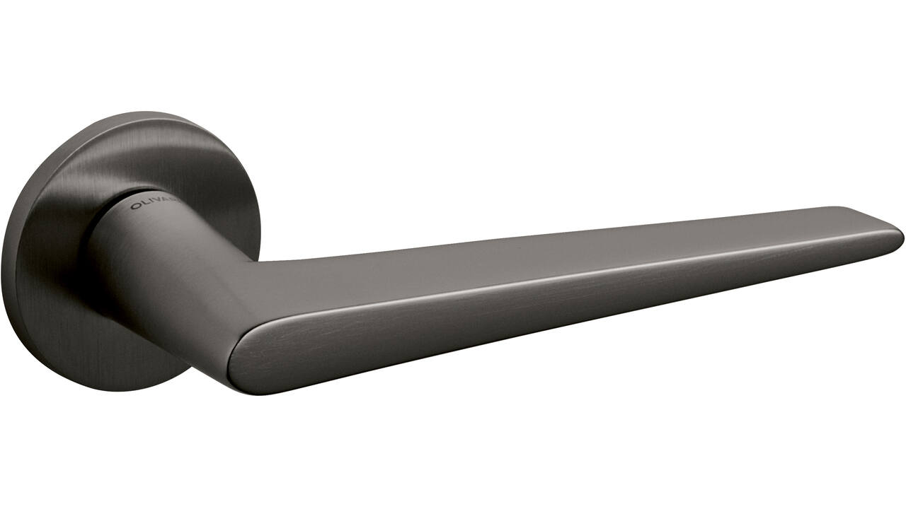 Olivari deurkruk Nina + ronde geveerde rozet 51x5mm met nokken en doorgaande bevestiging Antraciet mat titaan PVD