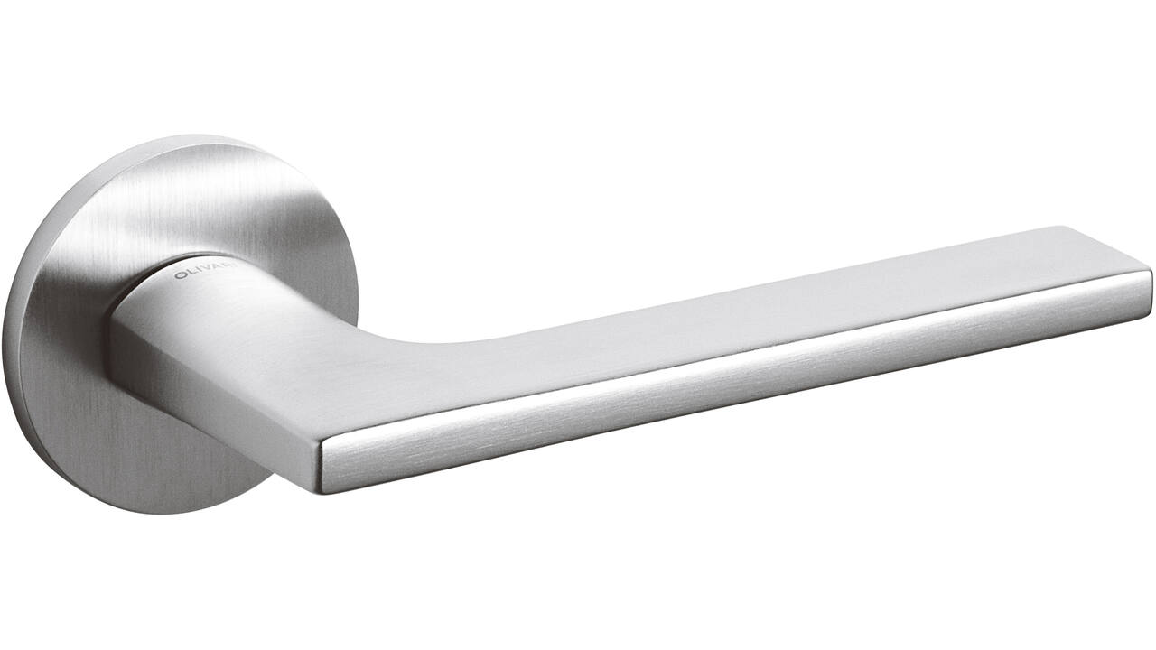 Olivari deurkruk Lotus + ronde geveerde rozet 51x5mm met nokken en doorgaande bevestiging Chroom mat