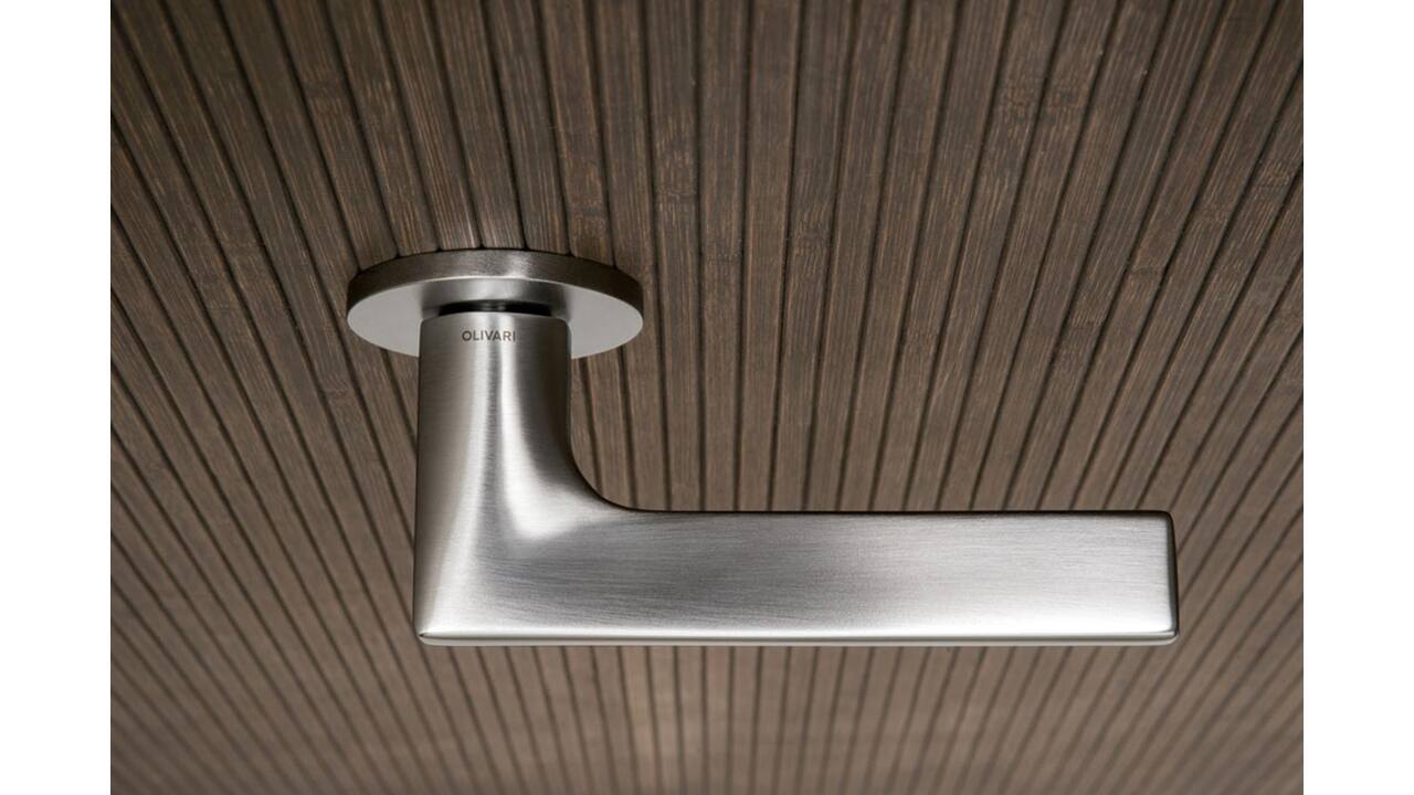 Olivari deurkruk Lotus + ronde geveerde rozet 51x5mm met nokken en doorgaande bevestiging Chroom mat