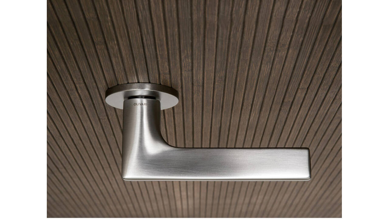 Olivari deurkruk Lotus + ronde geveerde rozet 51x5mm met nokken en doorgaande bevestiging Chroom mat