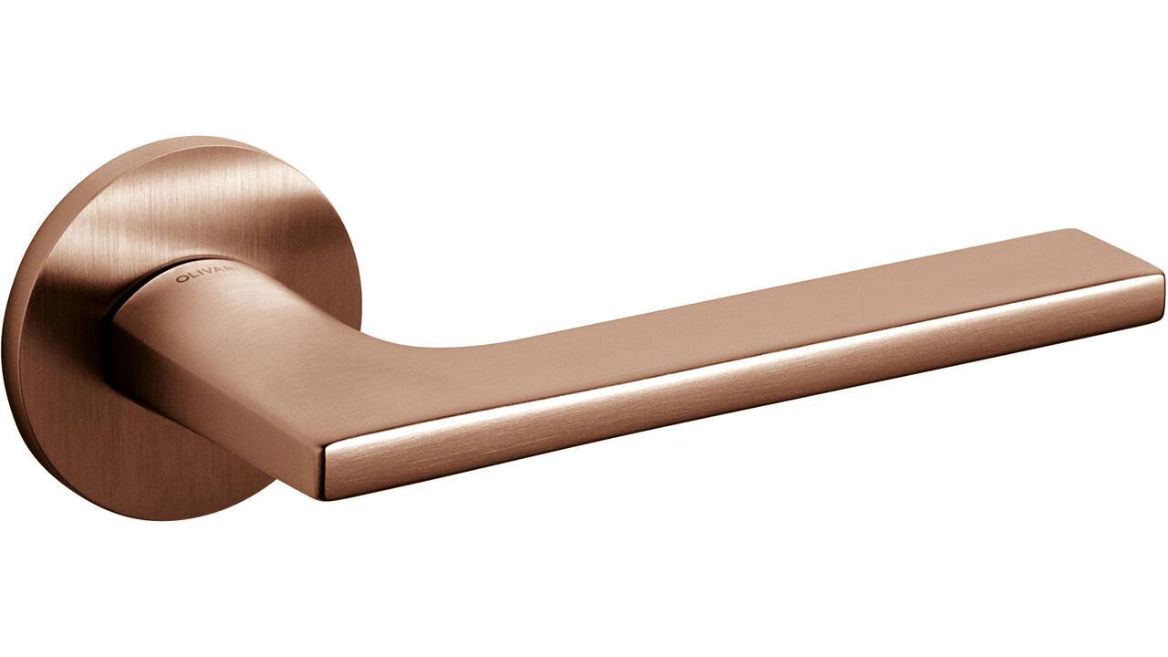 Olivari deurkruk Lotus + ronde geveerde rozet 51x5mm met nokken en doorgaande bevestiging Koper mat titaan PVD