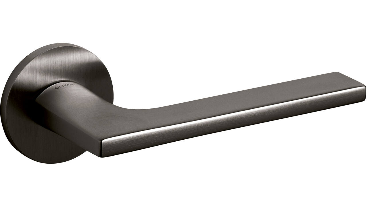 Olivari deurkruk Lotus + ronde geveerde rozet 51x5mm met nokken en doorgaande bevestiging Antraciet mat titaan PVD