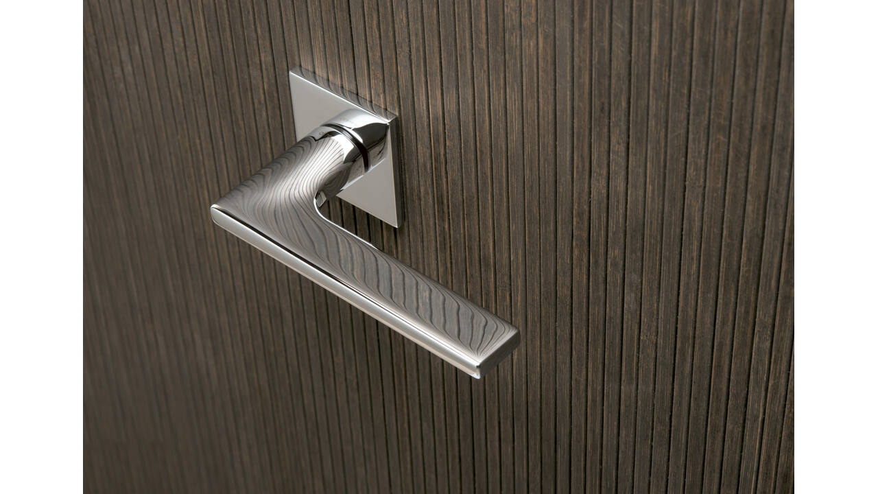 Olivari deurkruk Lotus Q + vierkant geveerde rozet 51x5mm met nokken en doorgaande bevestiging Chroom
