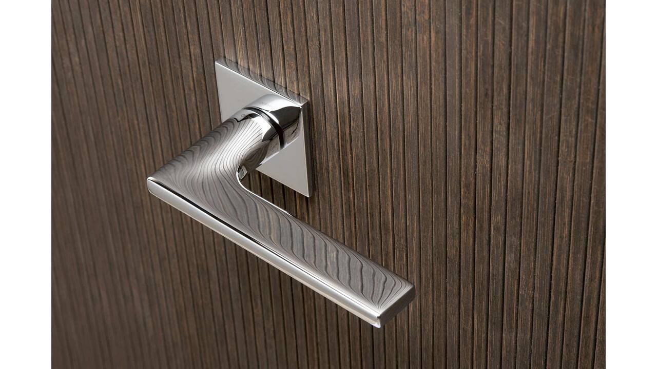 Olivari deurkruk Lotus Q + vierkant geveerde rozet 51x5mm met nokken en doorgaande bevestiging Chroom
