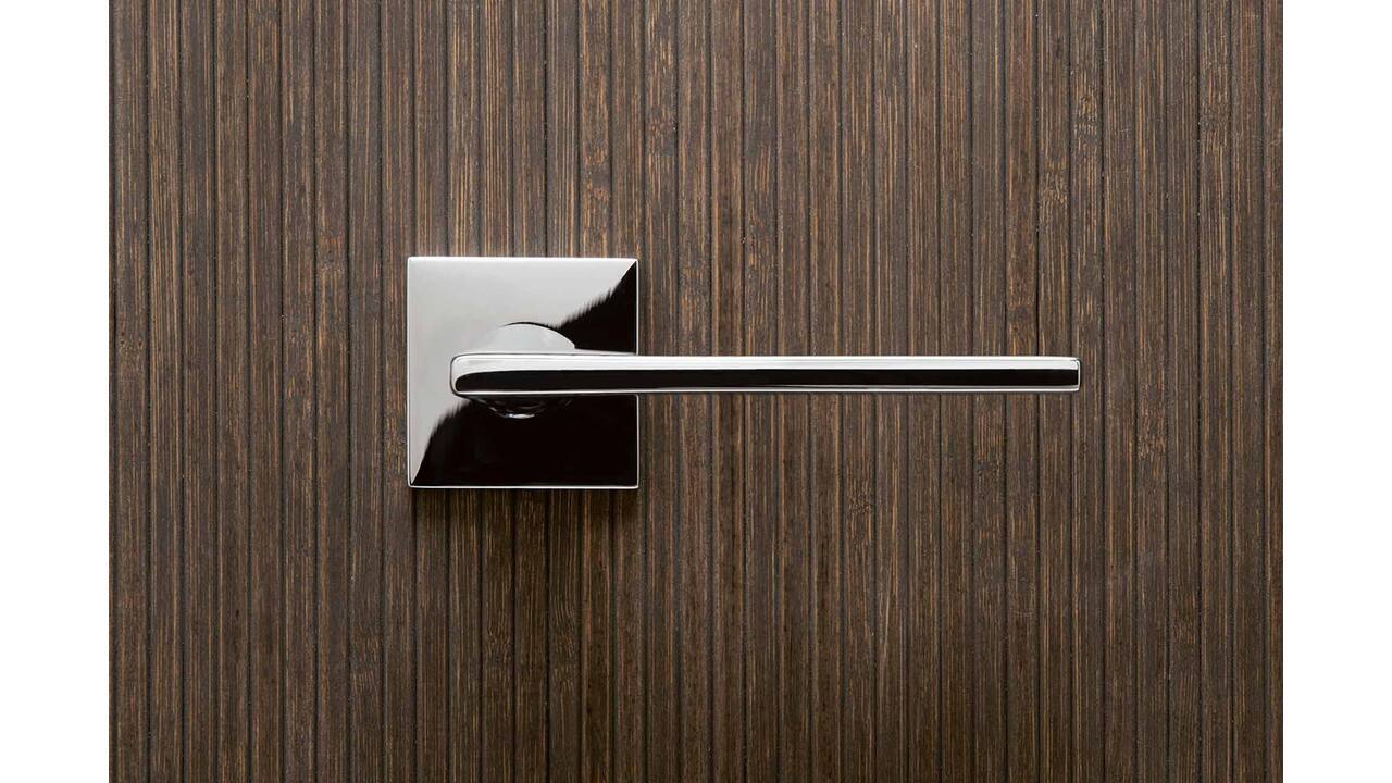 Olivari deurkruk Lotus Q + vierkant geveerde rozet 51x5mm met nokken en doorgaande bevestiging Chroom