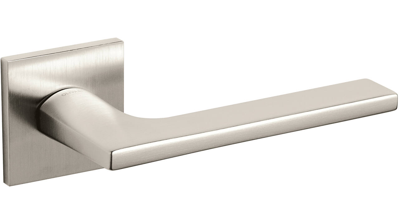 Olivari deurkruk Lotus Q + vierkant geveerde rozet 51x5mm met nokken en doorgaande bevestiging Nikkel mat titaan PVD