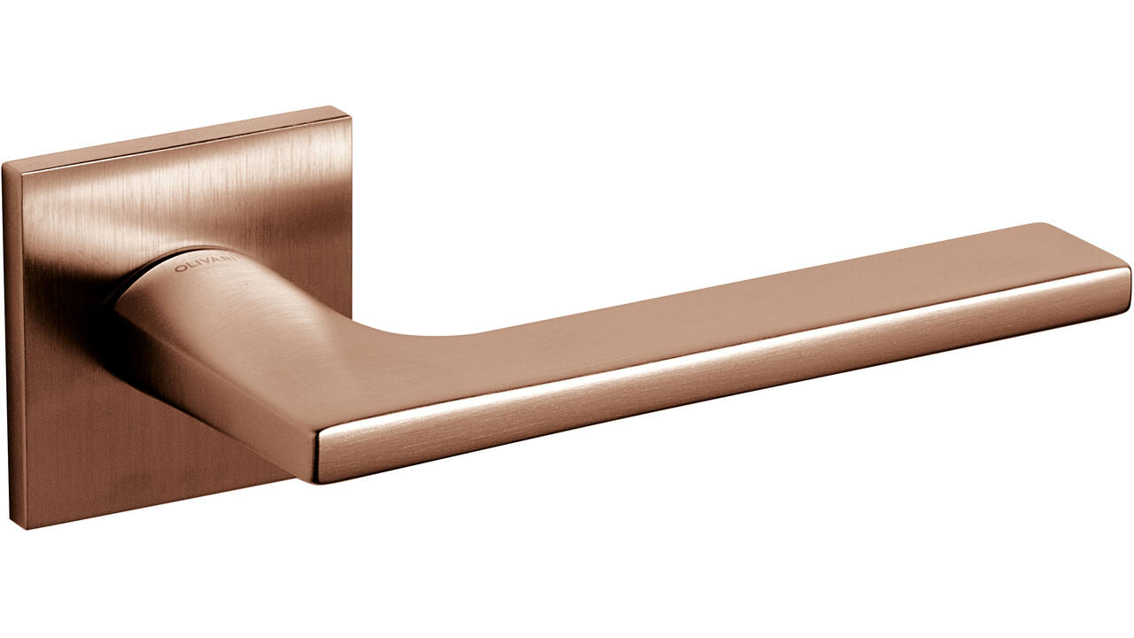 Olivari deurkruk Lotus Q + vierkant geveerde rozet 51x5mm met nokken en doorgaande bevestiging Koper mat titaan PVD