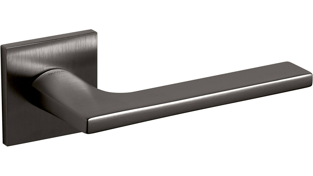 Olivari deurkruk Lotus Q + vierkant geveerde rozet 51x5mm met nokken en doorgaande bevestiging Antraciet mat titaan PVD