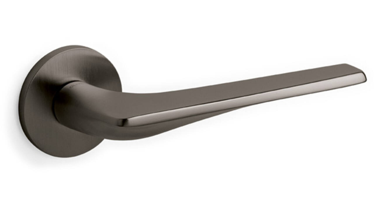 Olivari deurkruk Twist + ronde geveerde rozet 51x5mm opschroevende bevestiging Antraciet mat titaan PVD