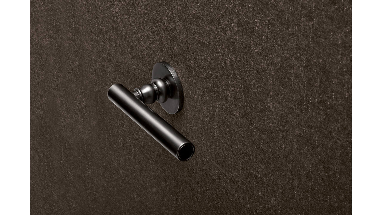 Olivari deurkruk Dolce Vita + geveerde rozet Ø51x5mm met nokken en doorgaande bevestiging Antraciet mat titaan PVD