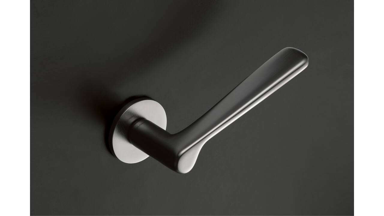 Olivari deurkruk Plume + ronde geveerde rozet 51x5mm met nokken en doorgaande bevestiging Chroom mat