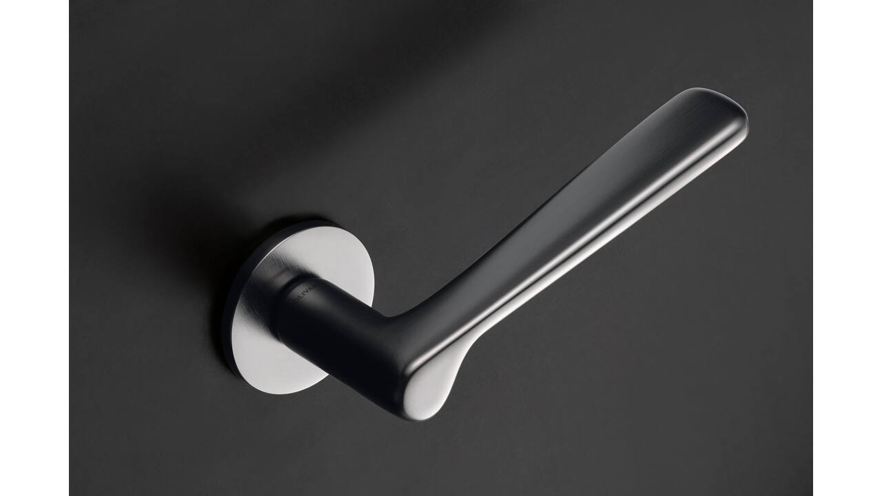 Olivari deurkruk Plume + ronde geveerde rozet 51x5mm met nokken en doorgaande bevestiging Chroom mat