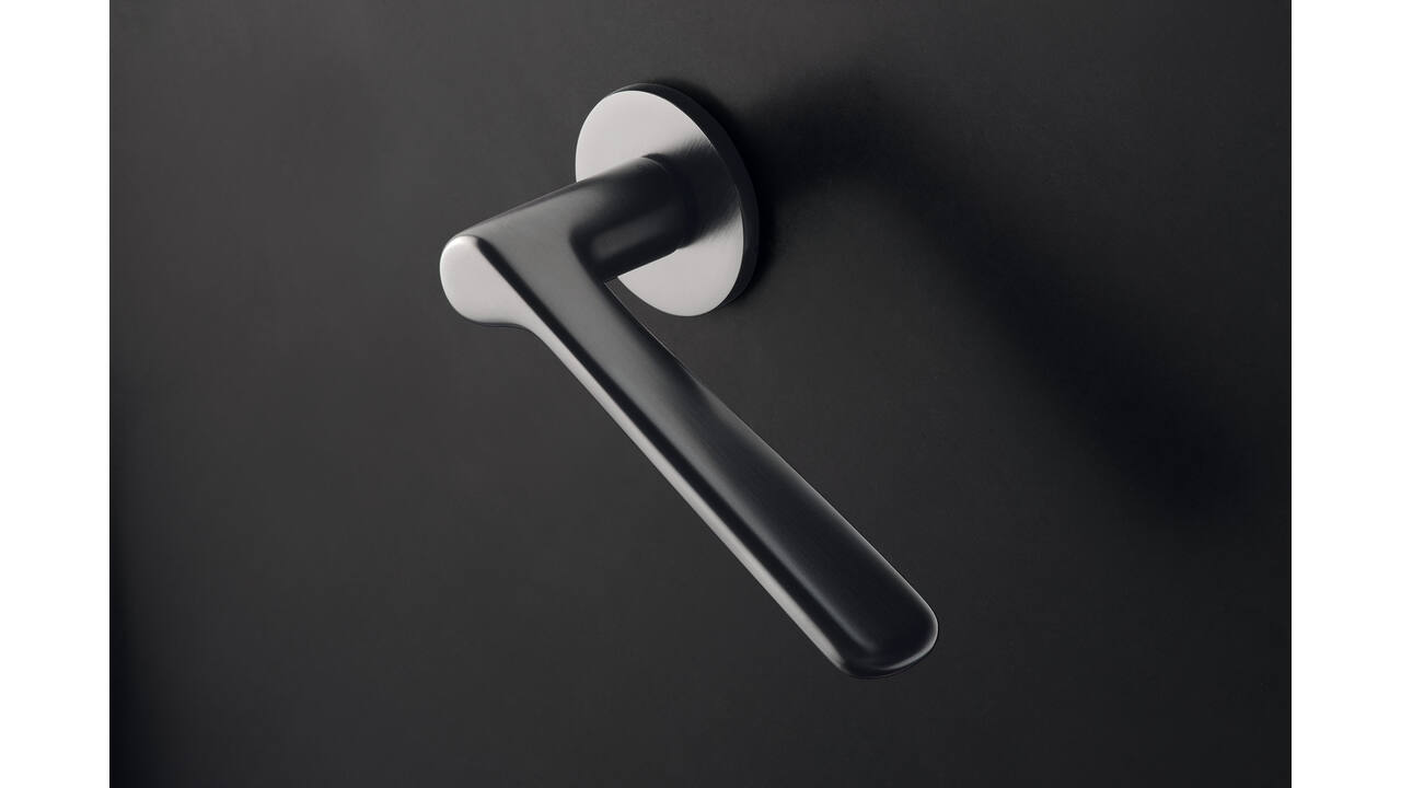 Olivari deurkruk Plume + ronde geveerde rozet 51x5mm met nokken en doorgaande bevestiging Chroom mat