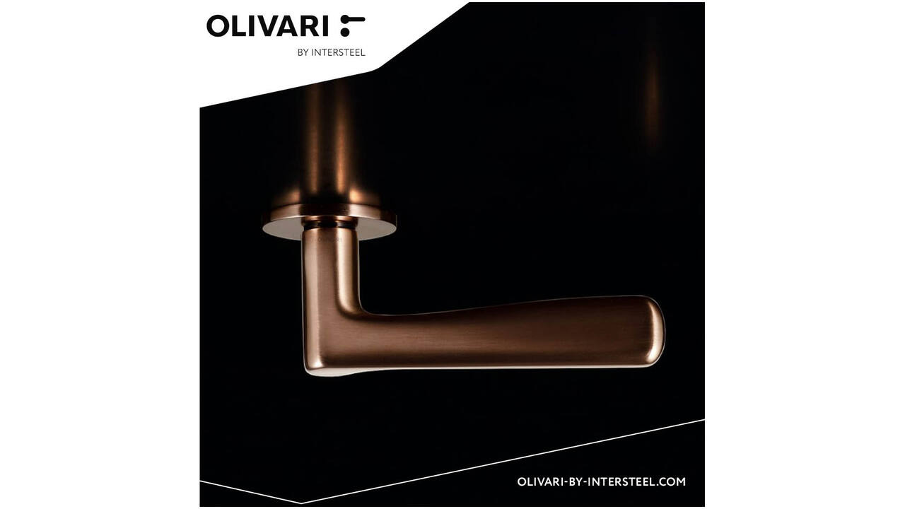 Olivari deurkruk Plume + ronde geveerde rozet 51x5mm met nokken en doorgaande bevestiging Brons mat titaan PVD
