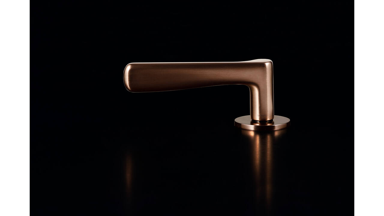Olivari deurkruk Plume + ronde geveerde rozet 51x5mm met nokken en doorgaande bevestiging Koper mat titaan PVD
