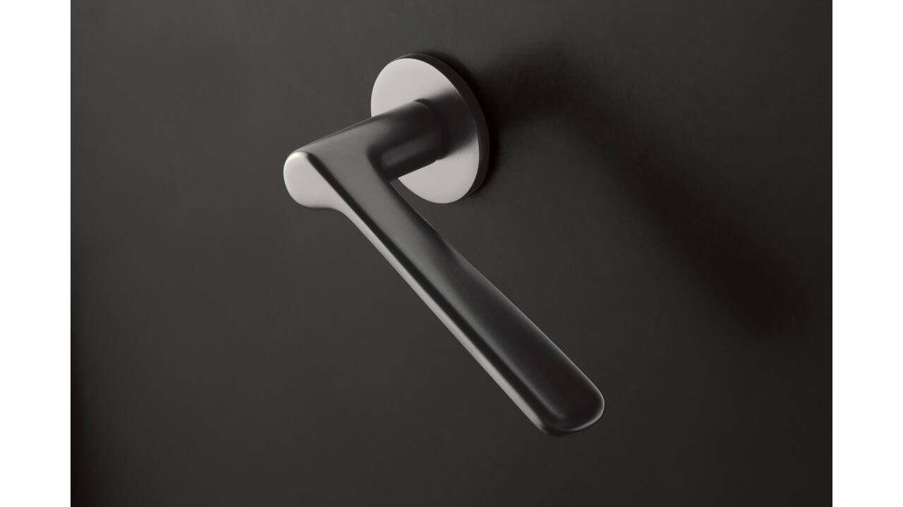 Olivari deurkruk Plume + ronde geveerde rozet 51x5mm met nokken en doorgaande bevestiging Antraciet mat titaan PVD