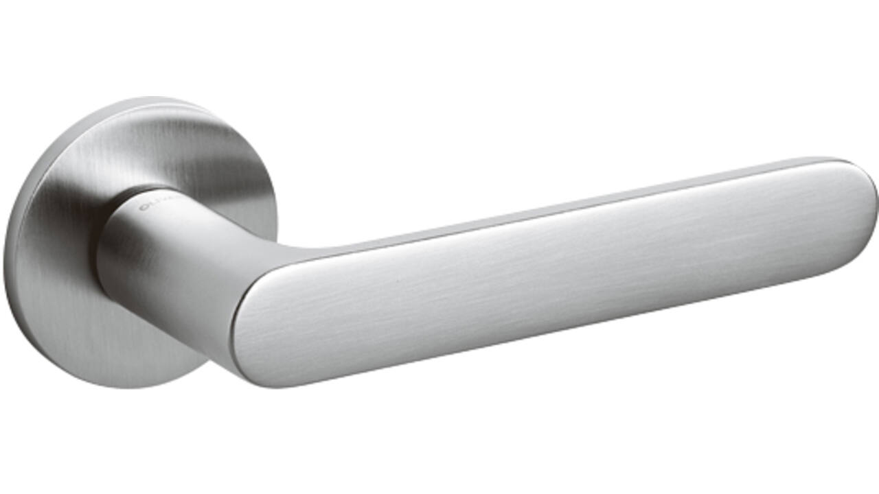 Olivari deurkruk Icona + ronde geveerde rozet 51x5mm met nokken en doorgaande bevestiging Chroom mat
