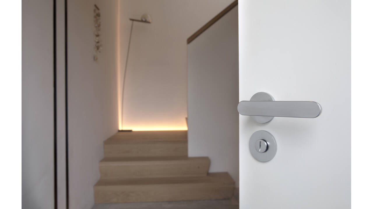 Olivari deurkruk Icona + ronde geveerde rozet 51x5mm met nokken en doorgaande bevestiging Chroom mat