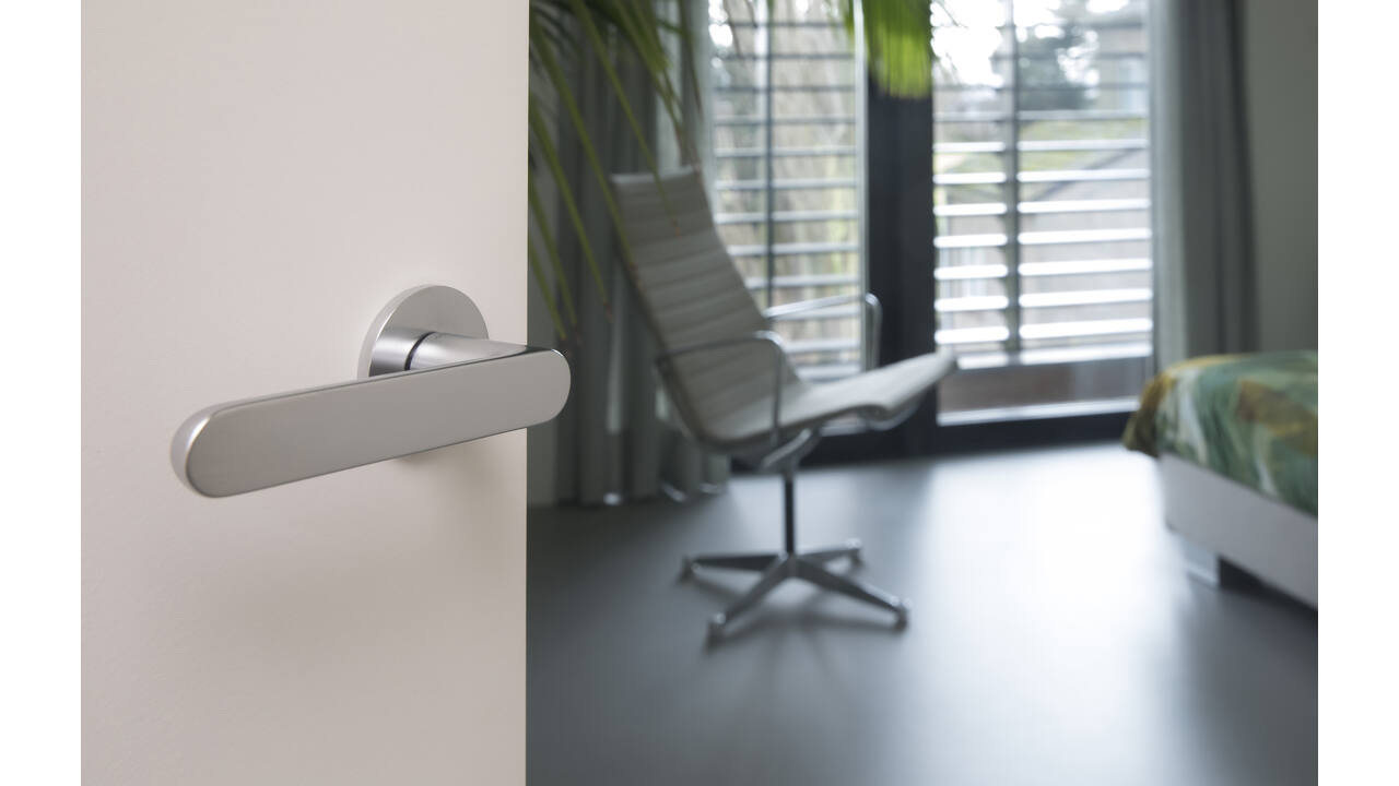 Olivari deurkruk Icona + ronde geveerde rozet 51x5mm met nokken en doorgaande bevestiging Chroom mat