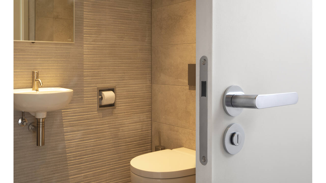 Olivari deurkruk Icona + ronde geveerde rozet 51x5mm met nokken en doorgaande bevestiging Chroom mat