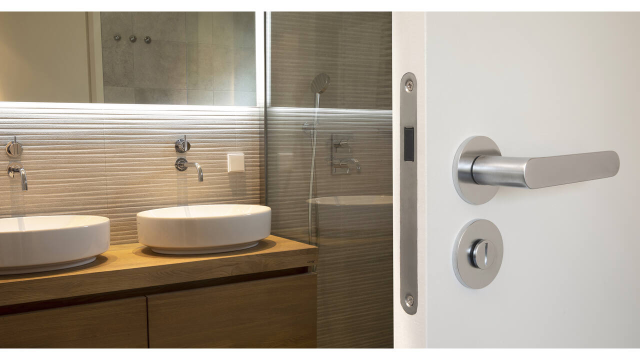 Olivari deurkruk Icona + ronde geveerde rozet 51x5mm met nokken en doorgaande bevestiging Chroom mat