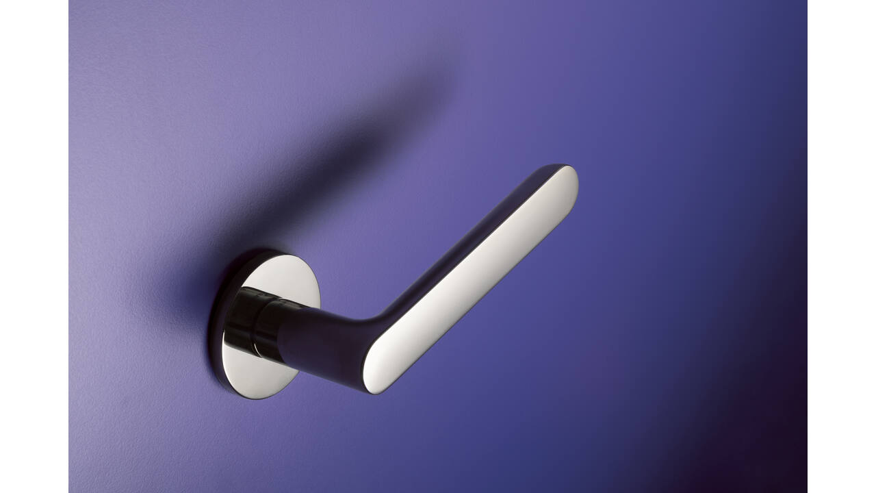 Olivari deurkruk Icona + ronde geveerde rozet 51x5mm met nokken en doorgaande bevestiging Chroom