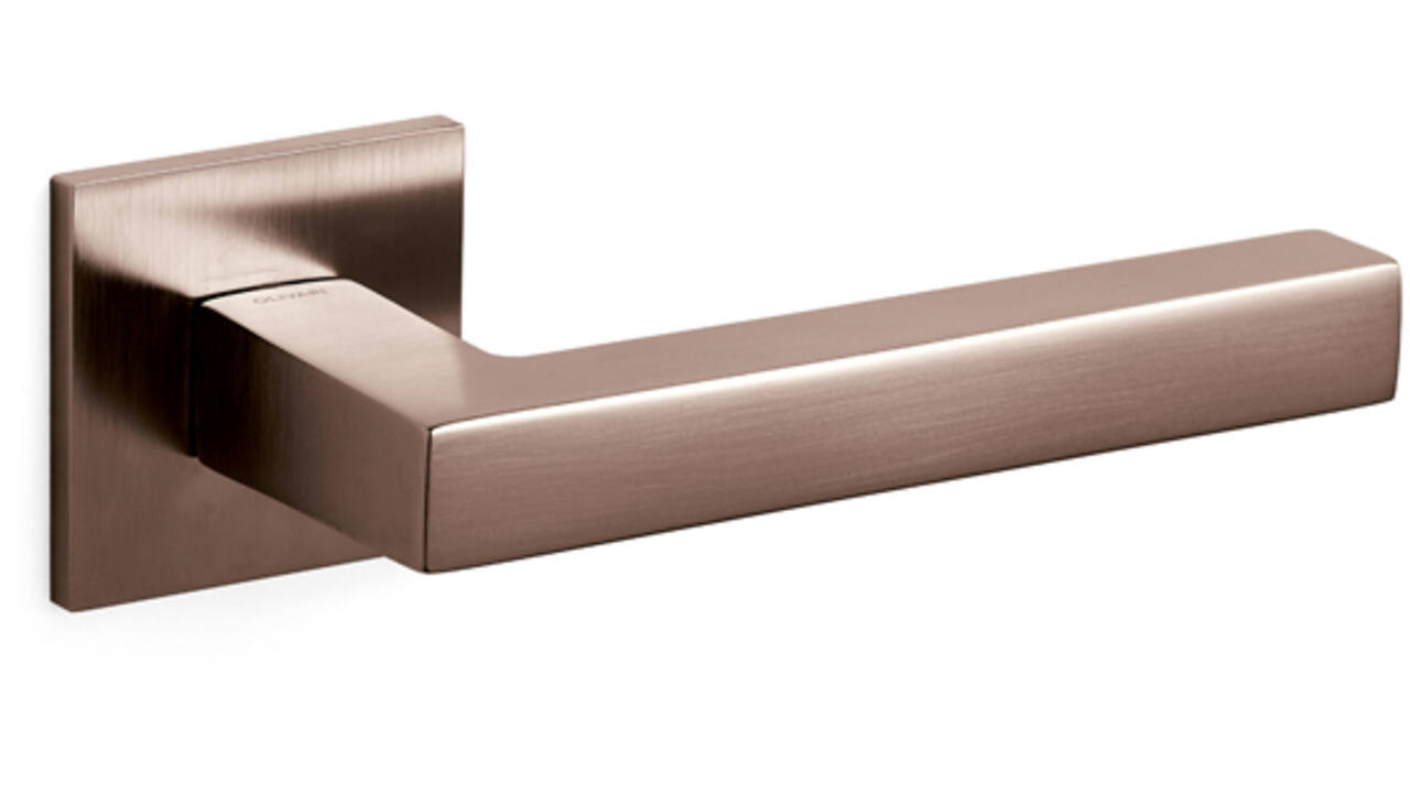 Olivari deurkruk ABC + vierkante geveerde rozet 51x5mm met nokken en doorgaande bevestiging Brons mat titaan PVD