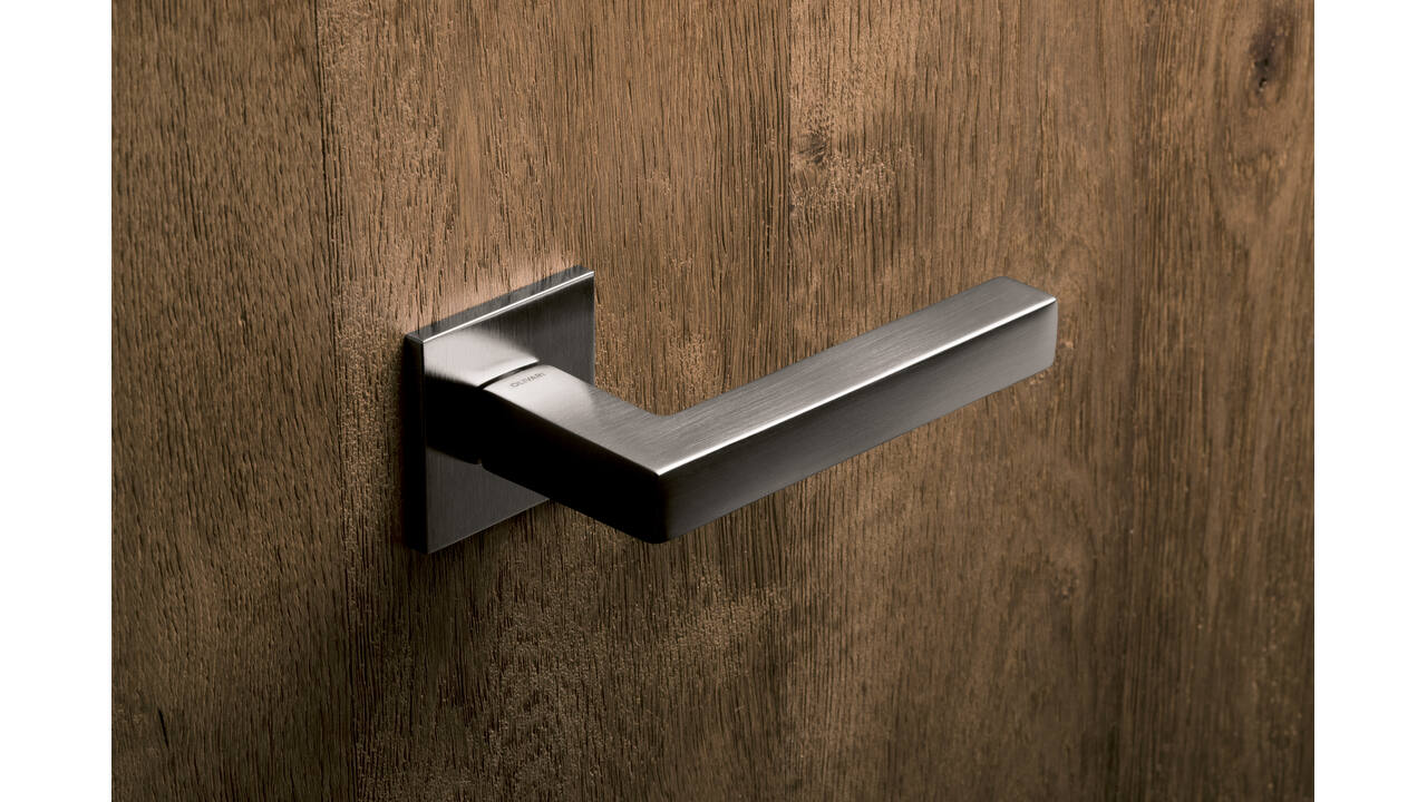Olivari deurkruk ABC + vierkant geveerde rozet 51x5mm met nokken en doorgaande bevestiging RVS mat titaan PVD