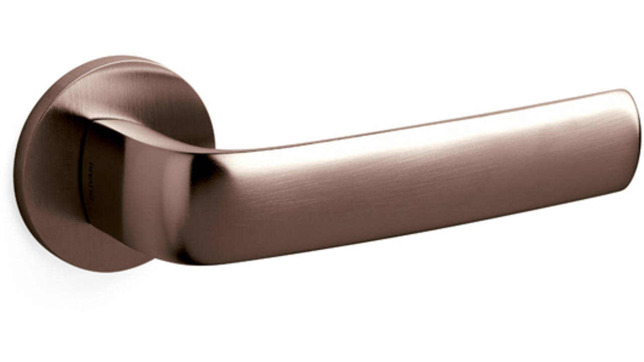 Olivari deurkruk Diva + ronde geveerde rozet 51x5mm met nokken en doorgaande bevestiging Brons mat titaan PVD