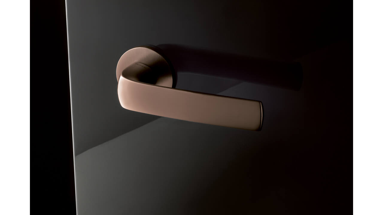 Olivari deurkruk Diva + ronde geveerde rozet 51x5mm met nokken en doorgaande bevestiging Brons mat titaan PVD