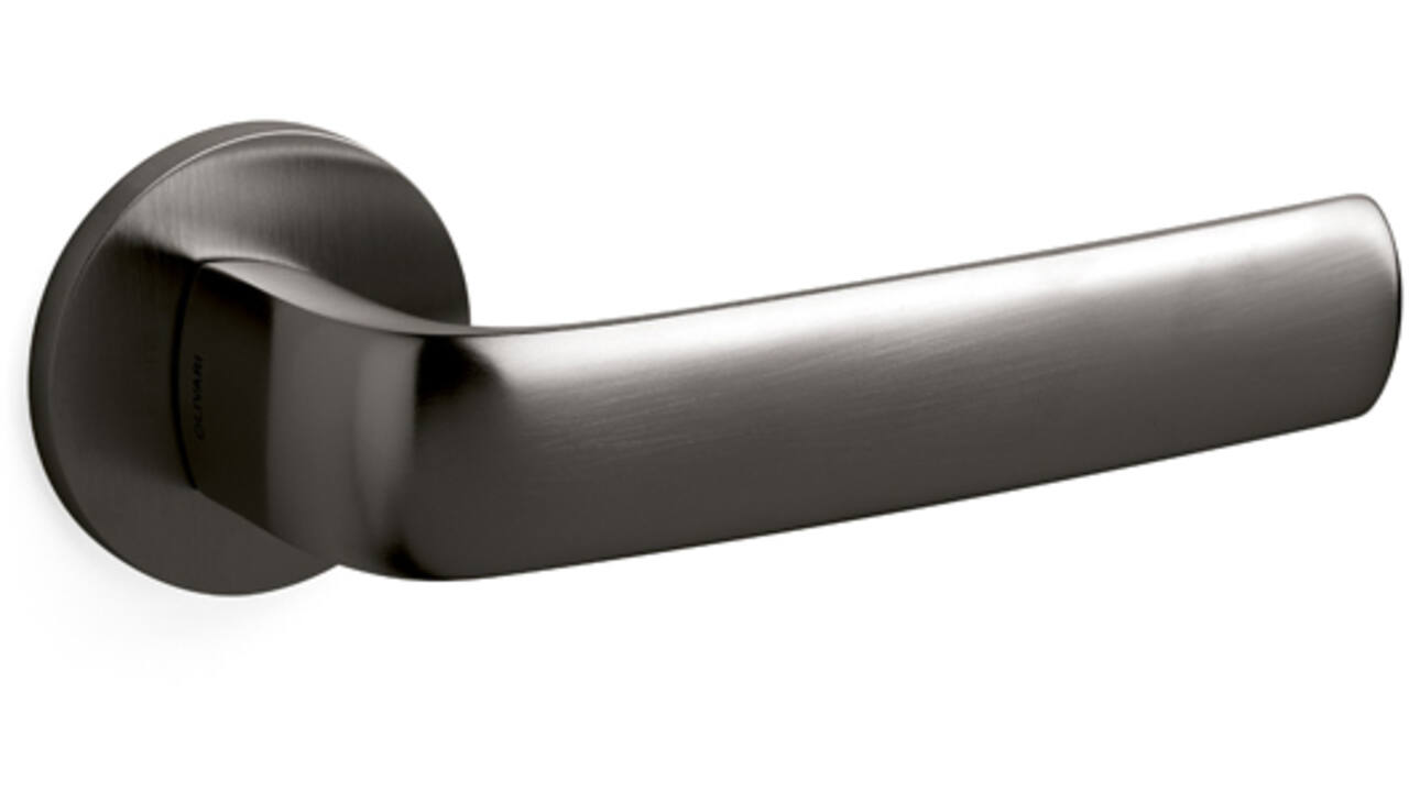 Olivari deurkruk Diva + ronde geveerde rozet 51x5mm met nokken en doorgaande bevestiging Antraciet mat titaan PVD