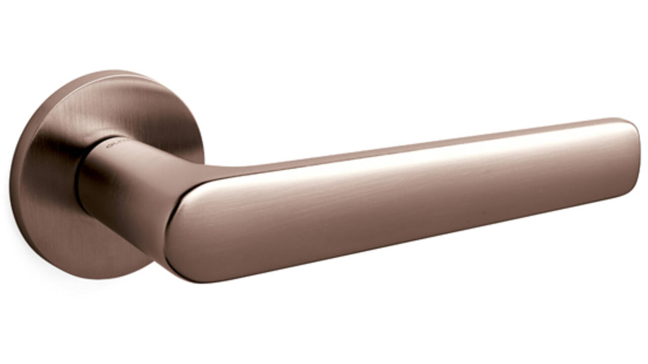 Olivari deurkruk Lugano + ronde geveerde rozet 51x5mm met nokken en doorgaande bevestiging Brons mat titaan PVD