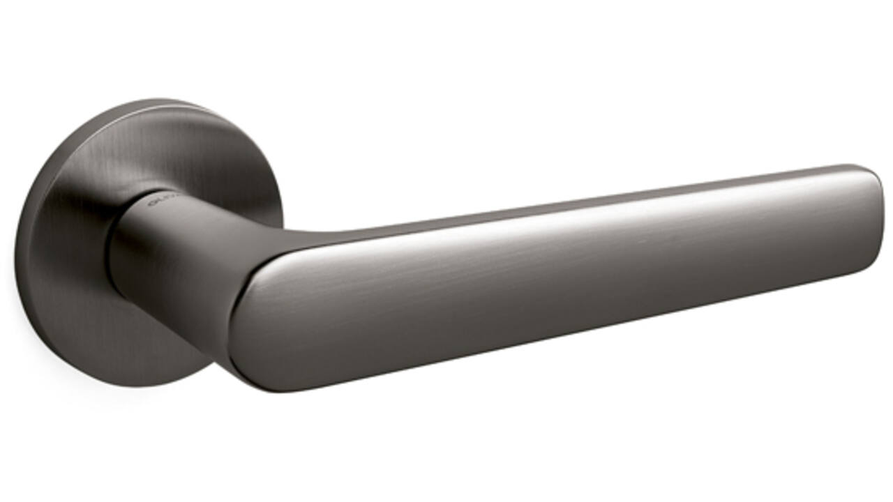 Olivari deurkruk Lugano + ronde geveerde rozet 51x5mm met nokken en doorgaande bevestiging Antraciet mat titaan PVD